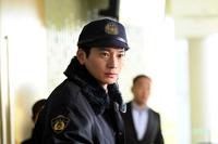 　「ダブルチート　偽りの警官　Ｓｅａｓｏｎ１」に出演する向井理（Ｃ）テレビ東京　ＷＯＷＯＷ）