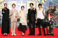 　（左から）観月ありさ、野村萬斎、浜辺美波、赤楚衛二、ＧＡＣＫＴ、竹中直人（撮影・金田祐二）