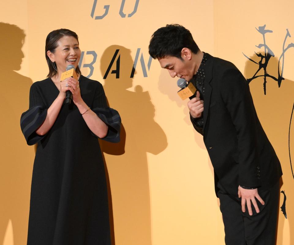 　映画「碁盤斬り」で久々の共演となった小泉今日子（左）に感謝する草彅剛（撮影・伊藤笙子）