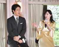 　初の夫婦役を演じた大泉洋（左）と菅野美穂（撮影・持木克友）