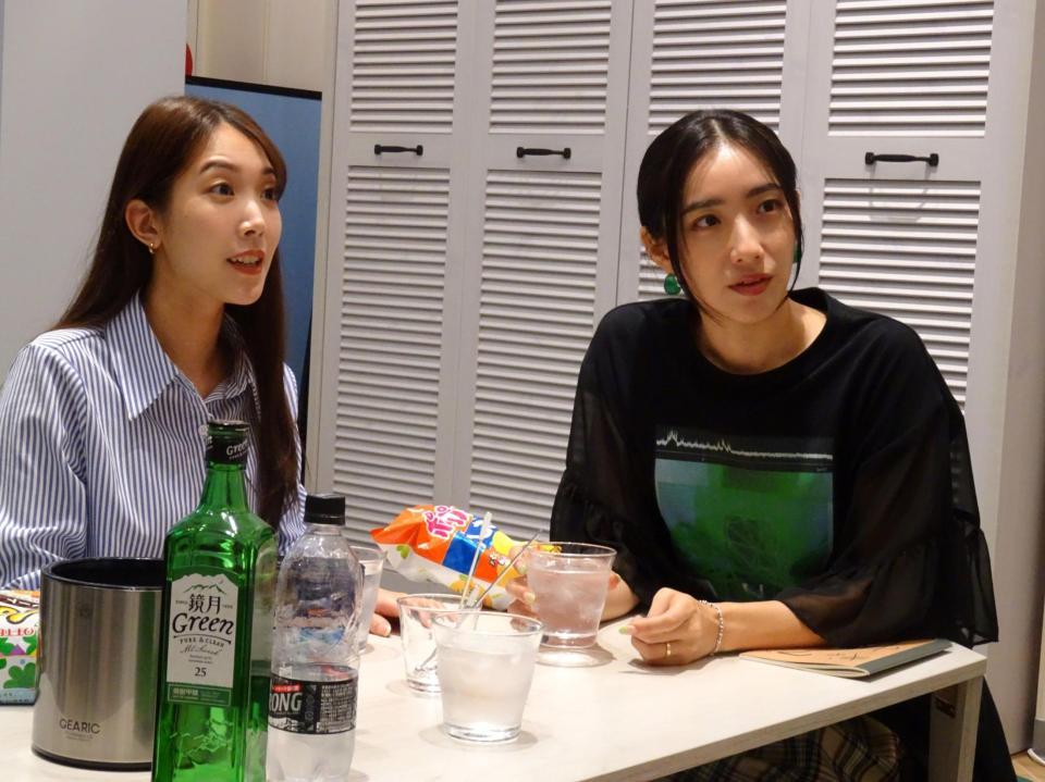 　「居酒屋『あの人の家』ｐｒｅｓｅｎｔｅｄ　ｂｙ鏡月Ｇｒｅｅｎ」に出演した中田クルミ（右）と冨永夏生