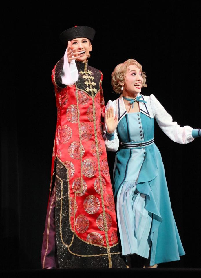 　「３９　Ｓｔｅｐｓ」でコミカルな演技を披露する凪七瑠海（左）と野々花ひまり