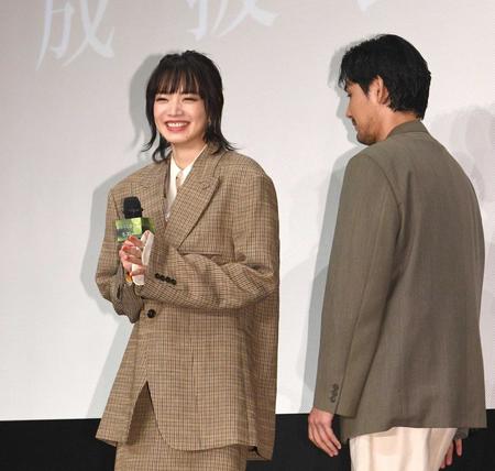 　舞台あいさつに登場した小松菜奈（撮影・佐々木彰尚）