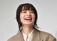 　笑顔を見せる小松菜奈（撮影・佐々木彰尚）