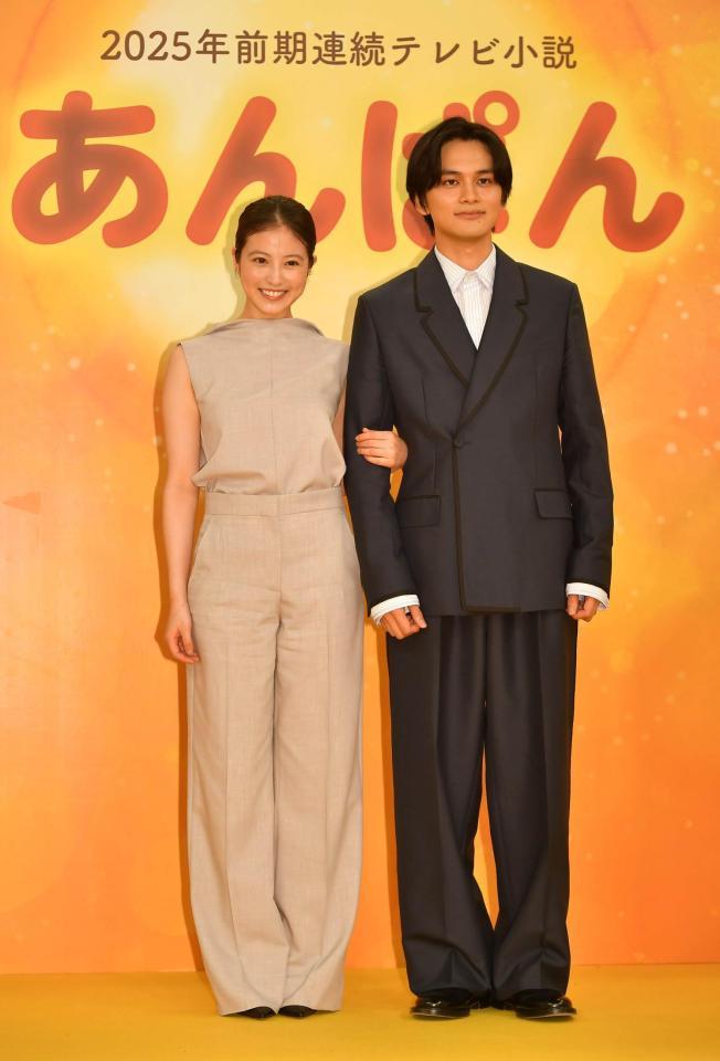 　夫婦役らしく腕を組む今田美桜（左）と北村匠海（撮影・持木克友）