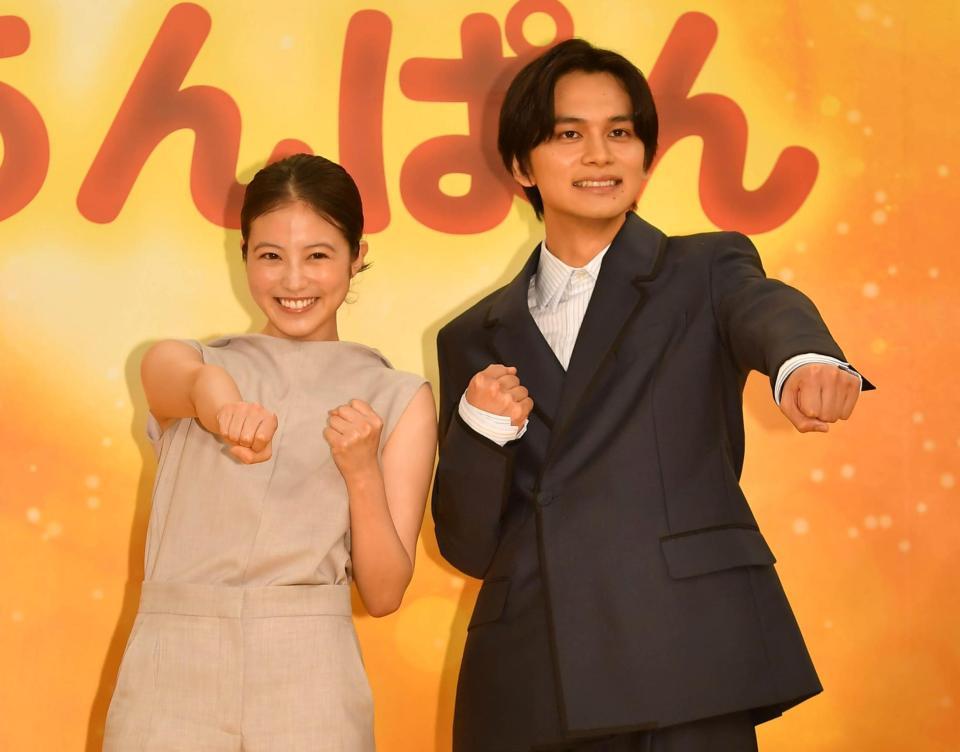 　アンパンチのポーズを決める今田美桜（左）、北村匠海（撮影・持木克友）