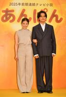 　夫婦役らしく腕を組む今田美桜（左）と北村匠海（撮影・持木克友）