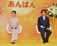 　会見する「あんぱん」主演の（左から）今田美桜、北村匠海（撮影・持木克友）