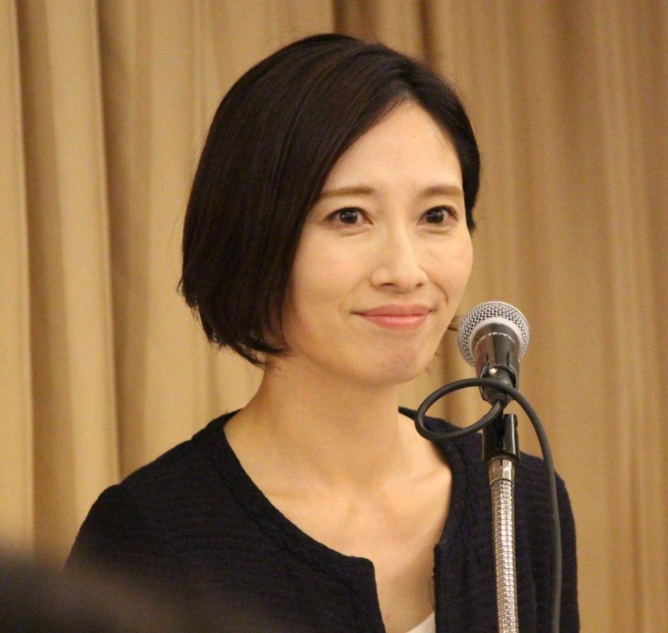 　会見で司会を務めた亀井京子アナウンサー