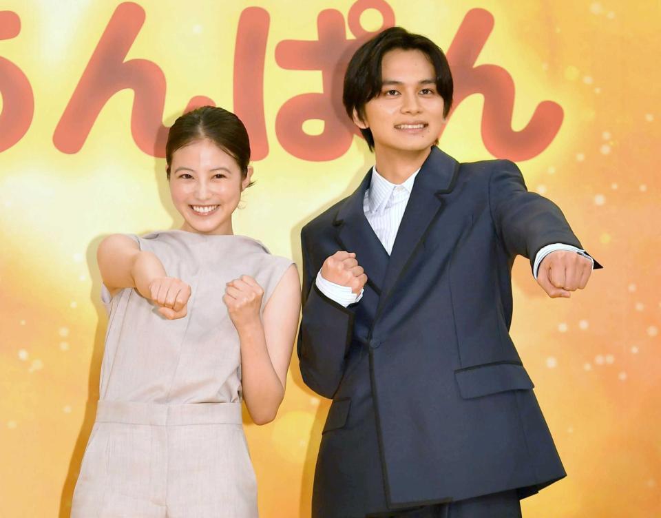 　仲良く“アンパンチ”を決める今田美桜（左）と北村匠海（撮影・持木克友）