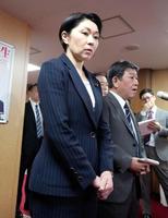 　衆院３補欠選挙で自民党が全敗し取材に応じる小渕選対委員長。奥は茂木幹事長