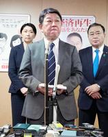 　衆院３補欠選挙で自民党が全敗し取材に応じる茂木幹事長。左奥は小渕選対委員長