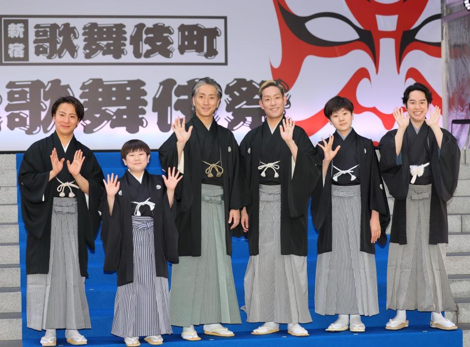 　手を振る（左から）中村鶴松、中村長三郎、中村七之助、中村勘九郎、中村勘太郎、中村虎之介（撮影・吉澤敬太）