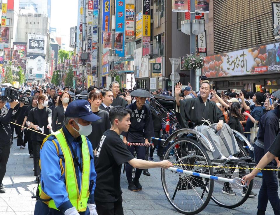 　歌舞伎町を練り歩く中村勘九郎（右）、中村七之助（奥）＝撮影・吉澤敬太