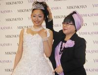 　桂由美さん（右）さんデザインのウェディングドレスに身を包んだ安藤美姫（２０１２年２月撮影）