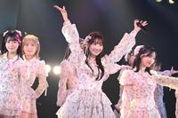 　卒業公演を開催したＡＫＢ４８・柏木由紀（中央）　ⓒＡＫＢ４８