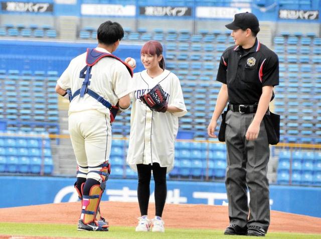 　平祐奈が東都大学野球で始球式