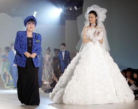 　自身がデザインしたウエディングドレスを着用した上戸彩（右）と笑顔を見せる桂由美さん＝２００５年