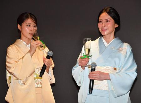 　お～いお茶ミュージアムオープンを祝う新茶を味わう有村架純（左）と」中谷美紀（撮影・持木克友）