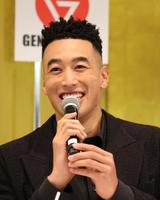 　笑顔で質問に答えるＧＥＮＥＲＡＴＩＯＮＳの関口メンディー（撮影・金田祐二）