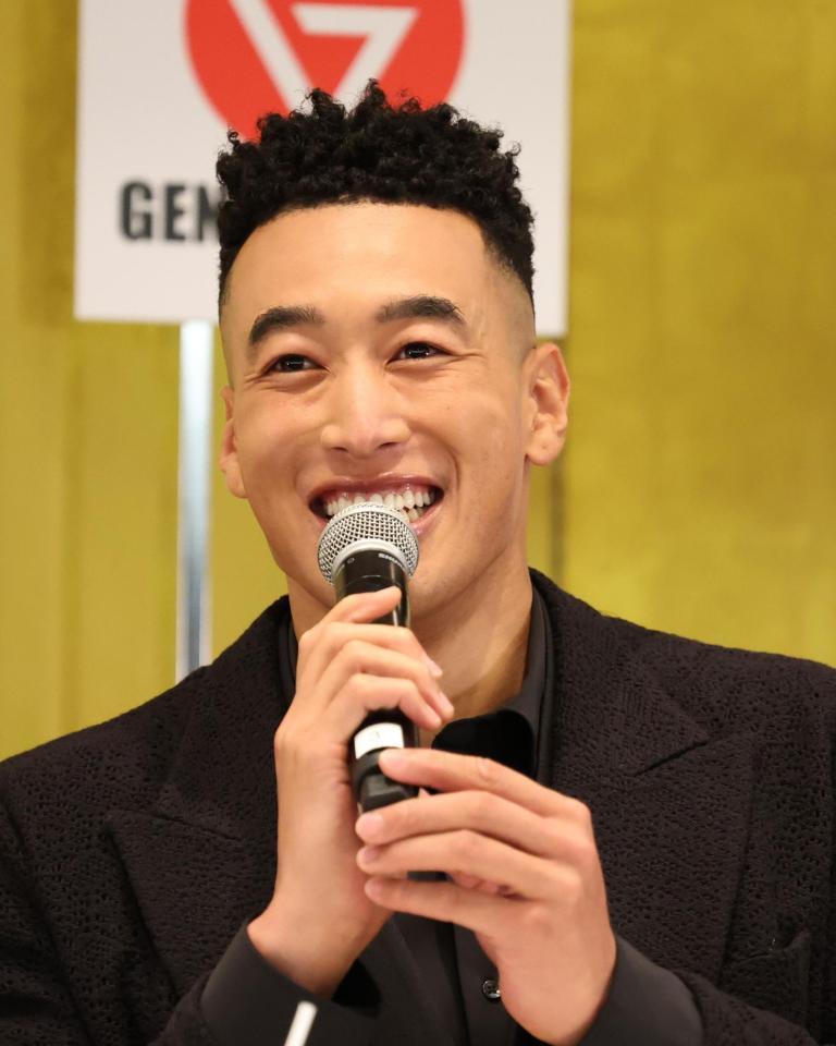 　笑顔で質問に答えるＧＥＮＥＲＡＴＩＯＮＳの関口メンディー（撮影・金田祐二）