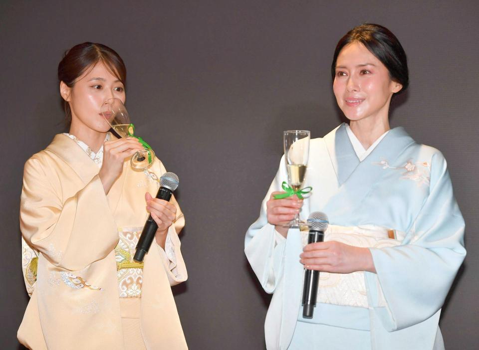 　新茶を味わう有村架純（左）と中谷美紀（撮影・持木克友）