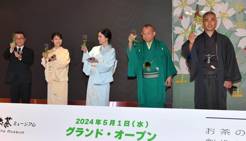 　新茶で乾杯する（左から）小原武秀館長、有村架純、中谷美紀、笑福亭鶴瓶、市川團十郎（撮影・持木克友）