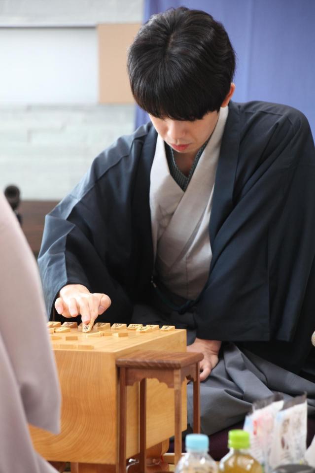 　対局に臨む藤井聡太叡王（提供：日本将棋連盟）