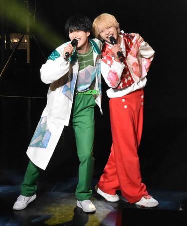 　ライブで熱唱するカラフルダイヤモンドの古川流唯（右）と内海太一