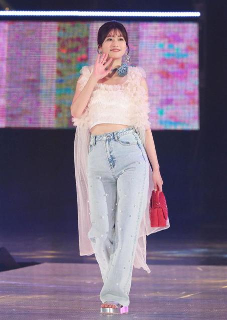 めるる 生」めるる どの角度も可愛すぎて困る ピンクドレスで際立つ極細