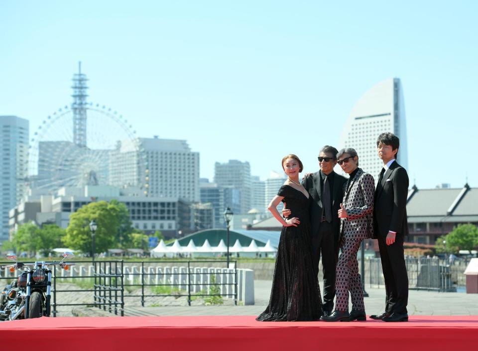 　舞台となった横浜で映画「帰ってきた　あぶない刑事」レッドカーペットイベントを行った（左から）浅野温子、舘ひろし、柴田恭兵、仲村トオル（撮影・伊藤笙子）