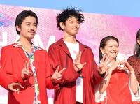 　ポーズを決める（左から）富田健太郎、永山瑛太、小泉今日子（撮影・佐々木彰尚）