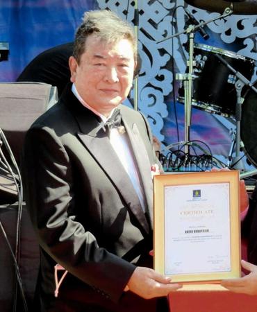 　モンゴル国観光大使に任命された小林旭
