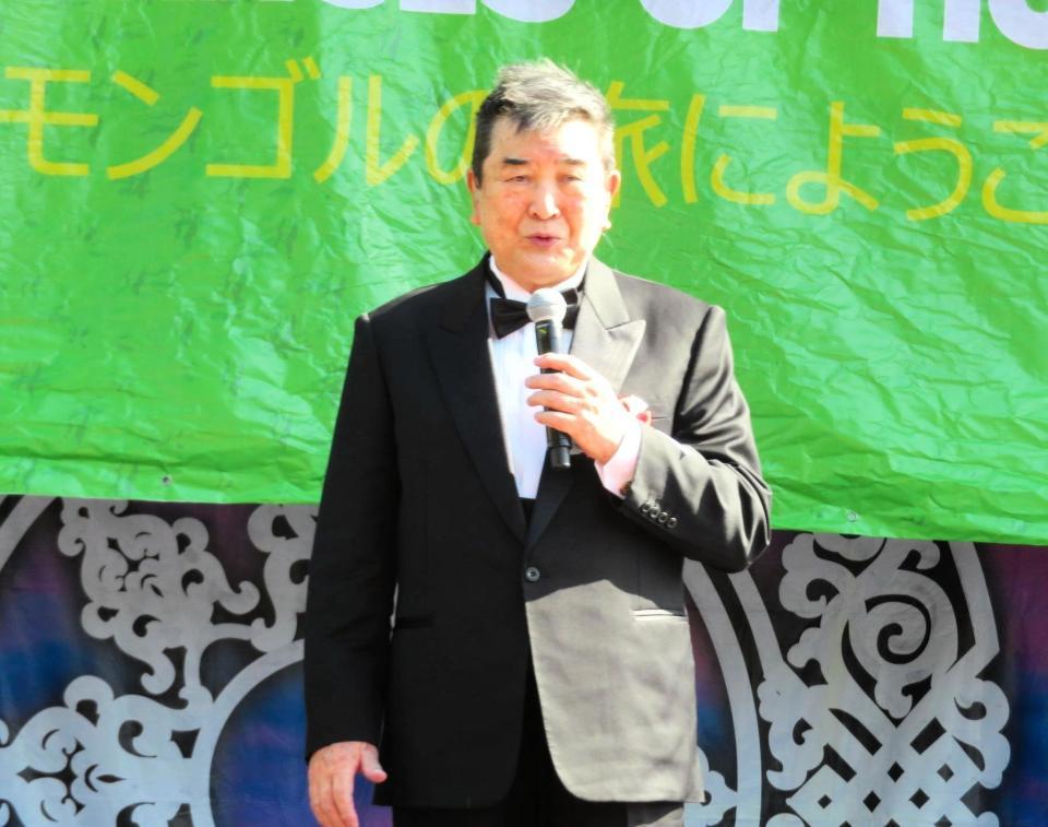 　歌唱する小林旭