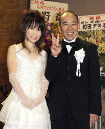 　２ショットで結婚会見を開いたモト冬樹（右）と由美さん＝２０１０年５月５日