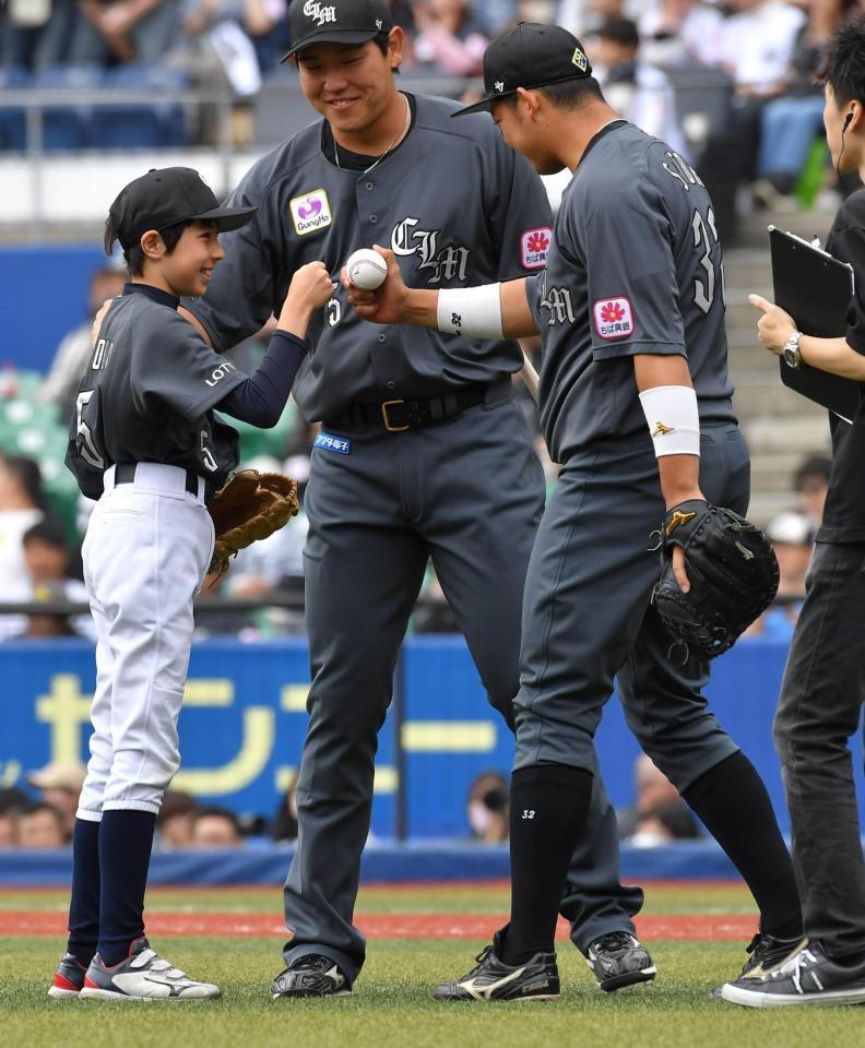 　セレモ二アルピッチを務め安田と佐藤に労われる歌舞伎俳優の尾上眞秀（撮影・持木克友）