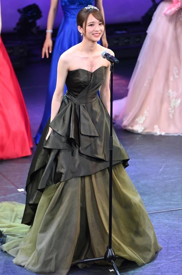 　卒業のスピーチを行う中山あやか（撮影・棚橋慶太）