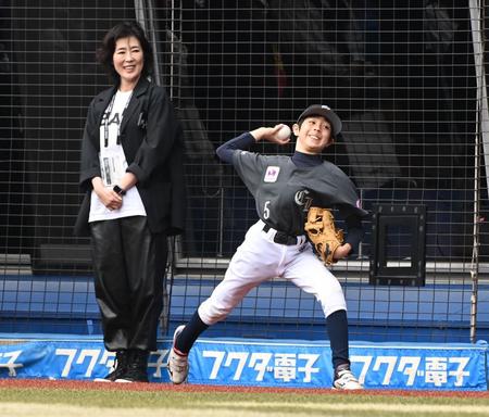 　セレモニアルピッチを前に練習する尾上真秀（右）を見守る寺島しのぶ＝６日