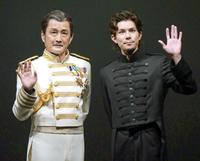 　会見に臨んだ吉田鋼太郎（左）と柿澤勇人