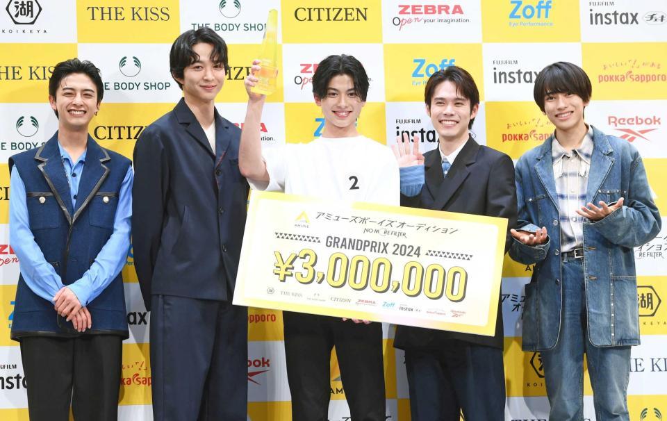 　（左から）新原泰佑、鈴木仁、（１人おいて）細田佳央太、本島純政に祝福される黄兆銘さん（撮影・園田高夫）