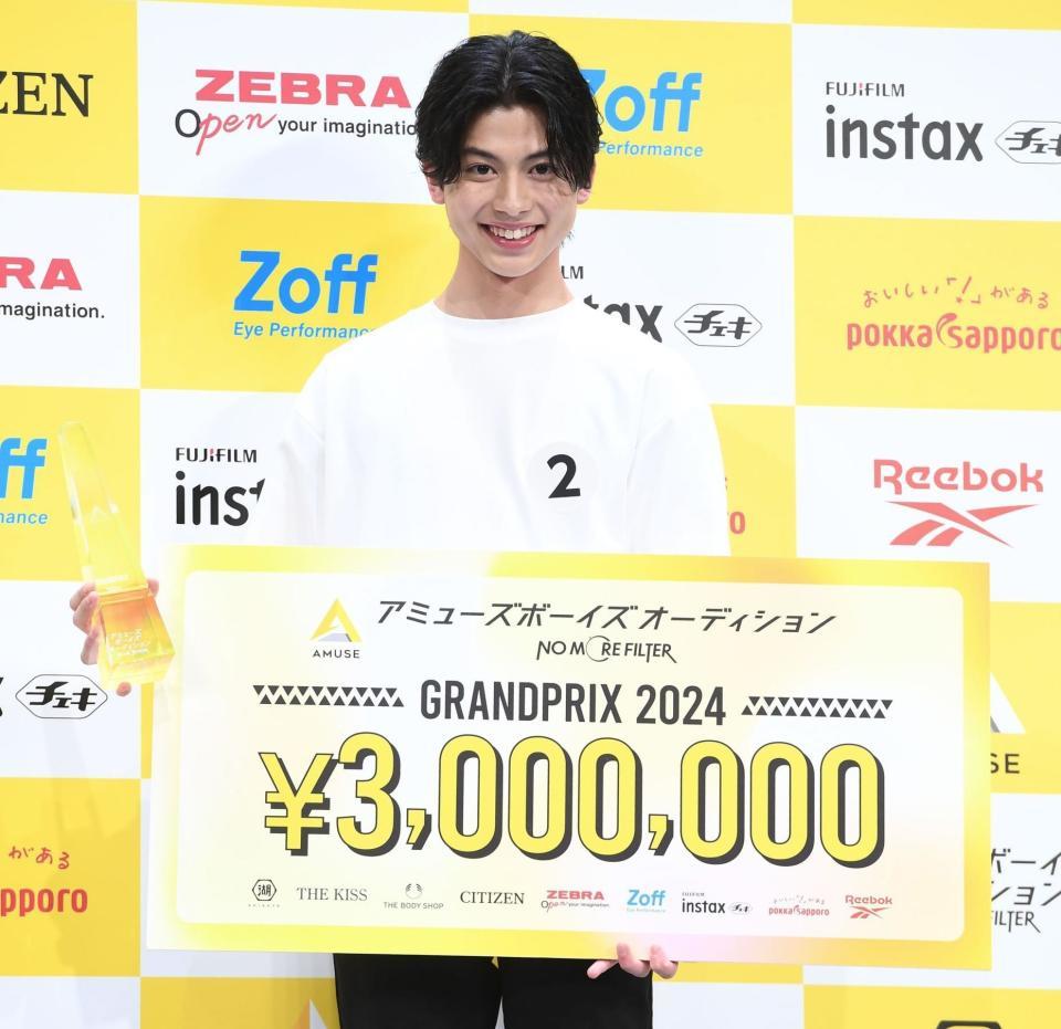 　グランプリを受賞し笑顔を黄兆銘さん（撮影・園田高夫）