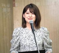 　公開アフレコイベントの司会を務めた日本テレビの尾崎里紗アナウンサー