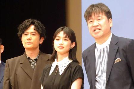 　舞台あいさつに登場した（左から）稲垣吾郎、河合優実、佐藤二朗