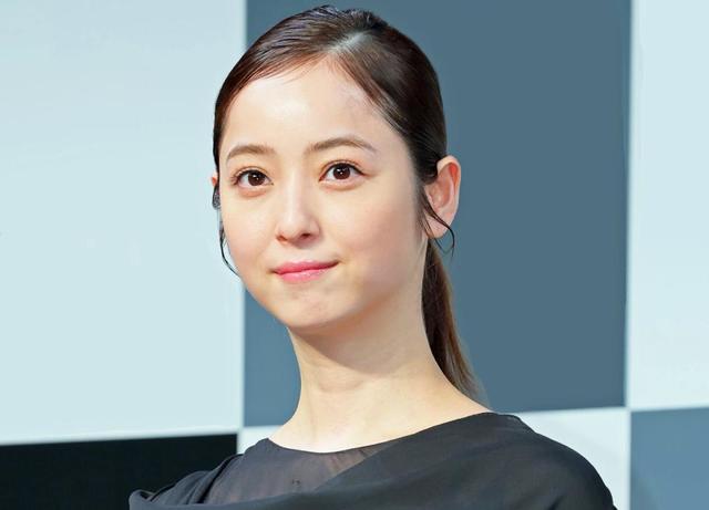 佐々木希３６歳 女優の私服かわいい 友人の美貌女優と美少女感漂うオフ 赤Ｔシャツ＆デニム「可愛すぎる」「結婚したかった」/芸能/デイリースポーツ  online