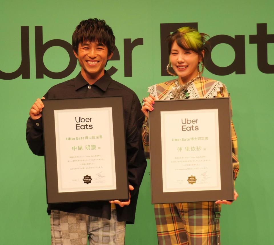 中尾明慶 仲里依紗と3年ぶり夫婦共演イベントで花束をサプライズ