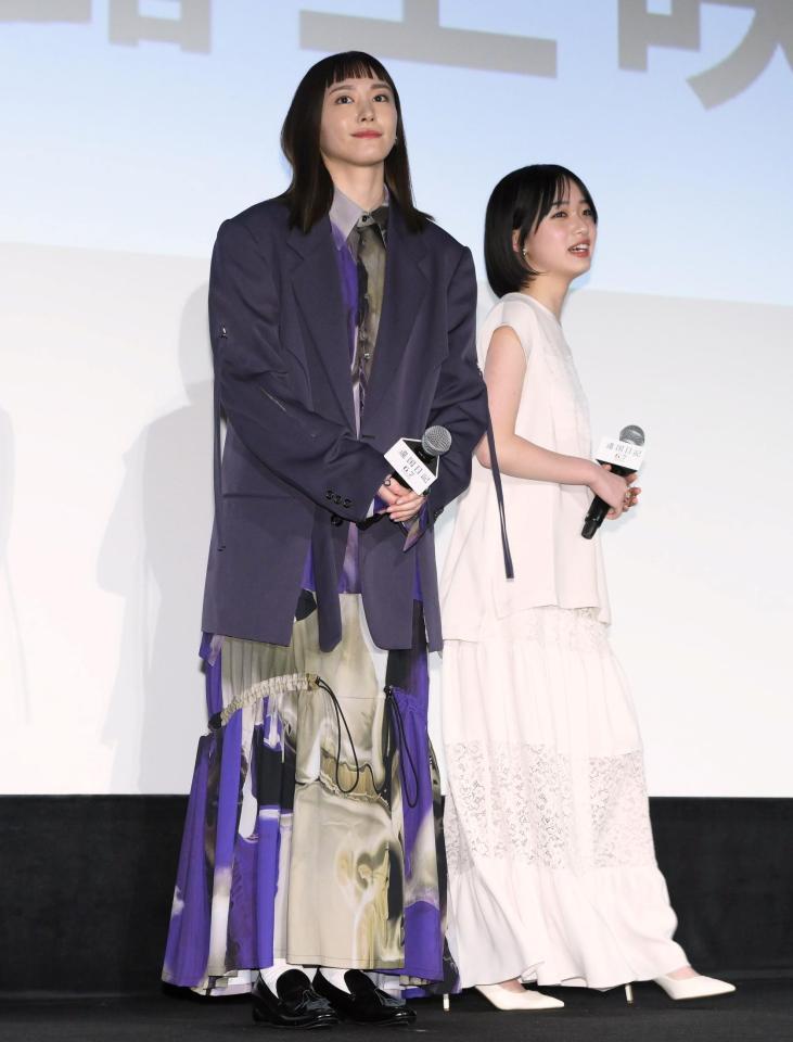 　登壇する新垣結衣、早瀬憩（右）＝撮影・堀内翔