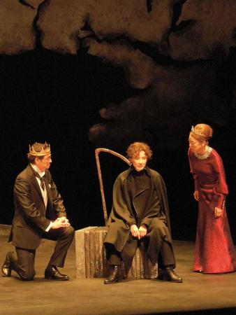 　「ハムレット」で熱演する（左から）吉田栄作、吉田羊、広岡由里子