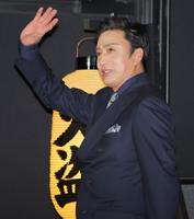 観客に手を振る松本幸四郎＝丸の内ピカデリー（撮影・吉澤敬太）