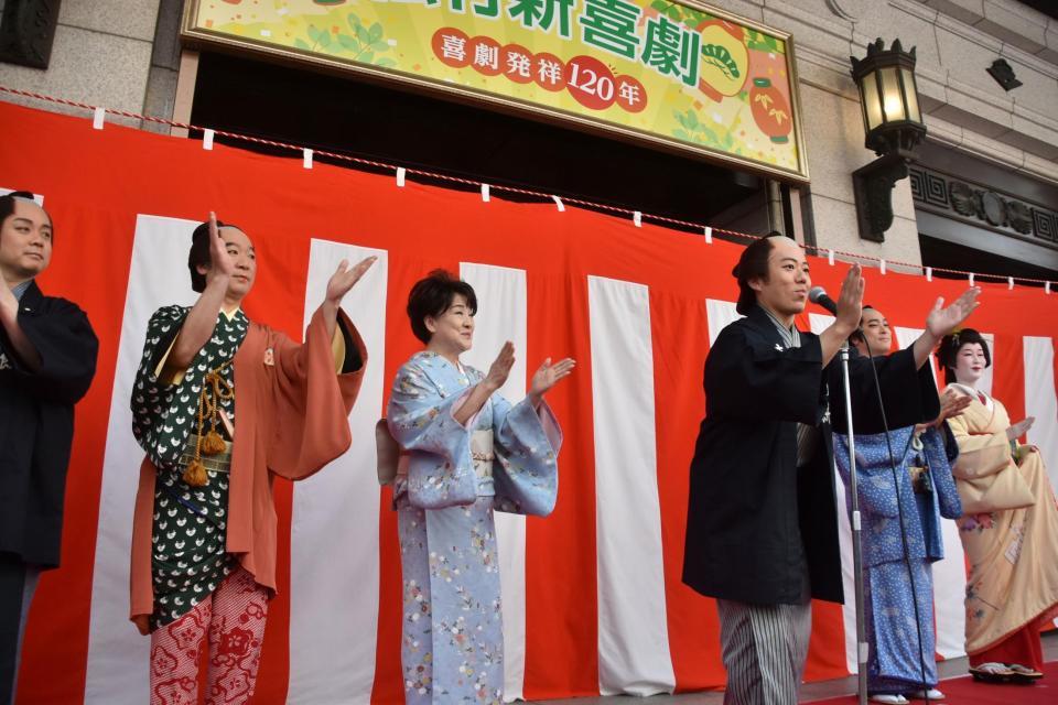 　藤山扇治郎（左から４人目）の音頭で大阪締めを行う川中美幸（同３人目）