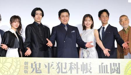 　映画をＰＲする（左から）中島瑠菜、市川染五郎、松本幸四郎、中村ゆり、北村有起哉、柄本明（撮影・吉澤敬太）